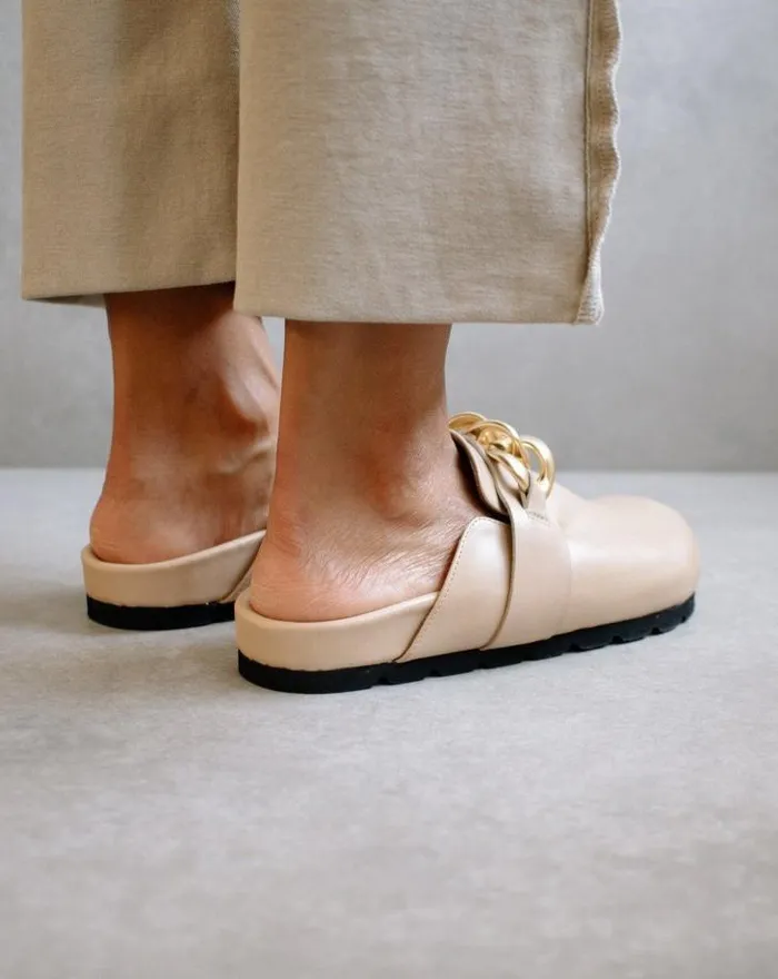ALOHAS Clogs Women Fireplace Chain 8211 Beige Leather Clogs