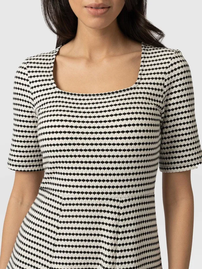 Darcey Short Sleeve Flared Dress 8211 Monochrome Jacquard Monochrome Jacquard Women Saint And Sofia Dresses