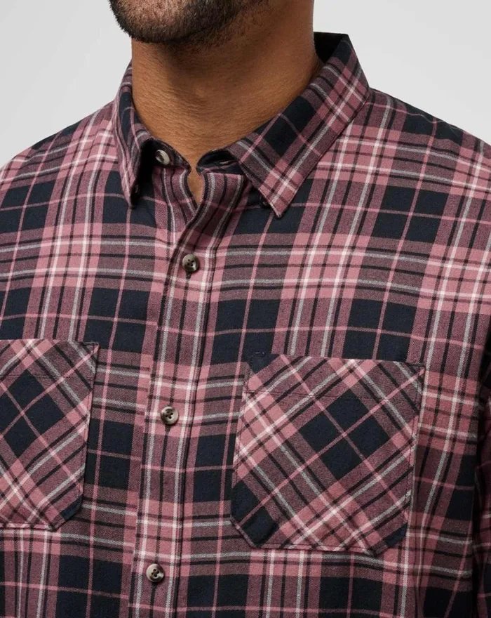 Men CLOUD FLANNEL PLAID BUTTONUP Blackroan Rouge TravisMathew ButtonUps Men CLOUD FLANNEL PLAID BUTTONUP Blackroan Rouge TravisMathew ButtonUps