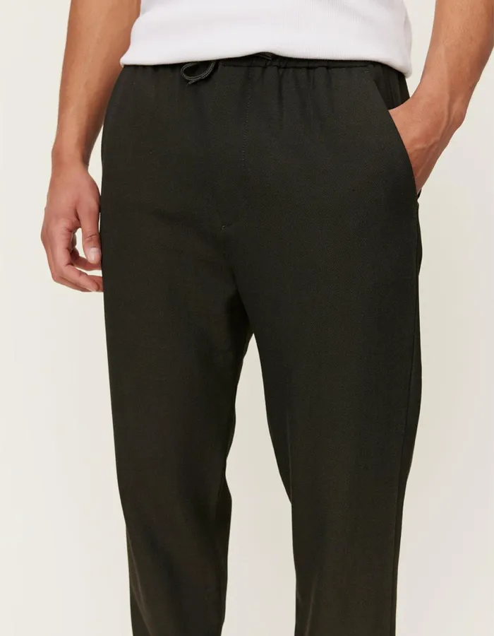 Pants Men Les Deux Como Tapered Drawstring Pants 8211 Seasonal 8211 Deep ForestCharcoal