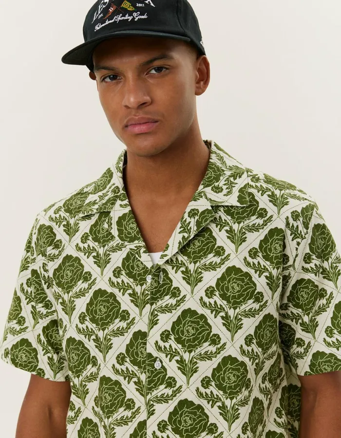 ShirtsOvershirts Men Les Deux Lesley Flower Tile AOP SS Shirt 8211 Vintage GreenIvory