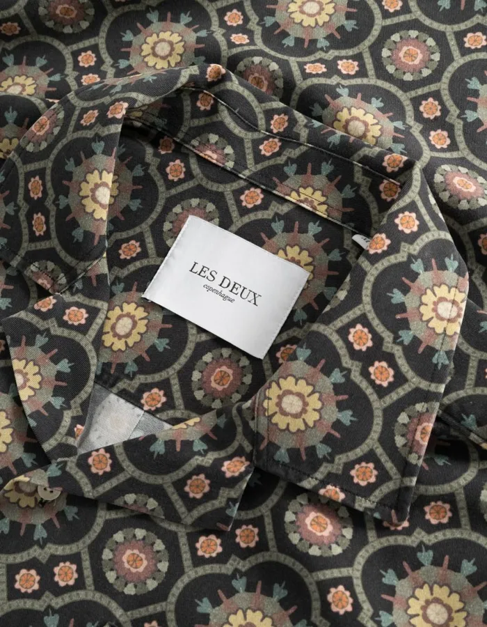 ShirtsOvershirts Men Les Deux Tapestry SS Shirt 8211 BlackSurplus Green
