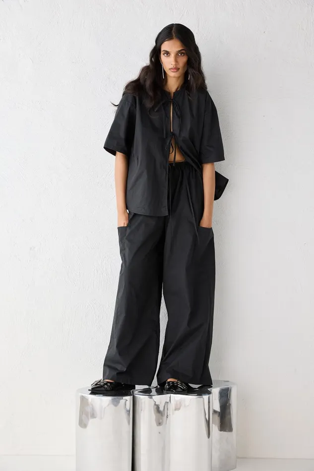 VRG GRL Short Sleeve Naomi Smock Top Black 8211 Women VRG GRL Short Sleeve Naomi Smock Top Black 8211 Women