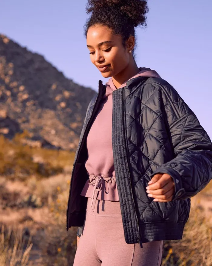 Women LIGHTS AT NIGHT QUILTED JACKET Obsidian TravisMathew Jackets