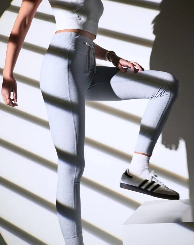 Women MOVEKNIT TIE LEGGING Heather Light Grey TravisMathew Leggings